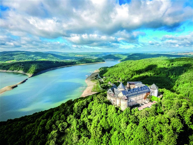 Von der Aussichtsterrasse des Schlosses Waldeck hat man einen traumhaften Blick auf den Edersee und auf die waldreichen Berge des Naturparks Kellerwald-Edersee.