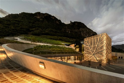 Im modernen, lichtdurchfluteten Verkostungsraum der Kellerei Bozen steht einem die ganze Sortenvielfalt der Südtiroler Weine zur Verfügung.