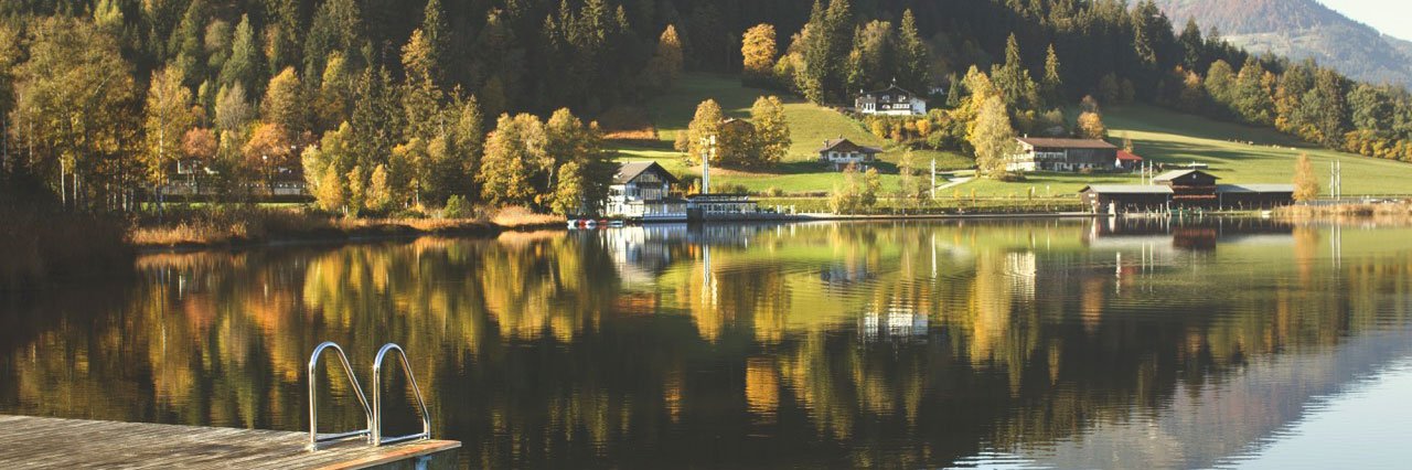 Idyllische Natur findet man am Kitzbüheler Schwarzsee.