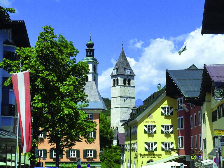 Das Herzstück Kitzbühels: Die Liebfrauenkirche und der Glockenturm.