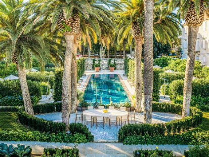 Mediterranes Paradies. Das Herzstück ist der traumhaft angelegte Garten rund um den Pool, der gleichzeitig Namensgeber für das Hideaway ist.