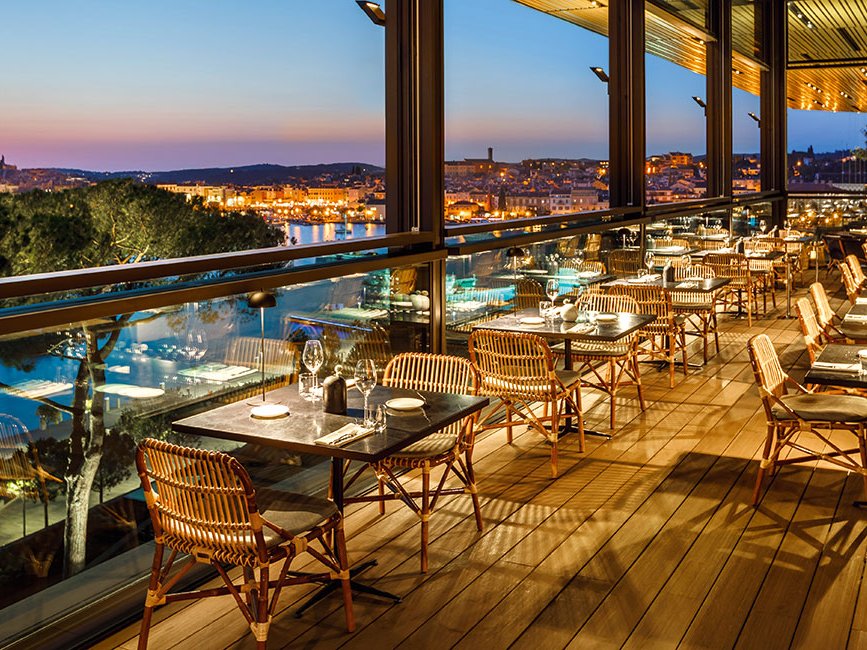 Cap Aureo. Das Signature-Restaurant im »Grand Park Hotel Rovinj« spielt in der höchsten Ess-Klasse. Mit Blick über die Bucht und die Altstadt speist man hier wahrhaft einzigartig.