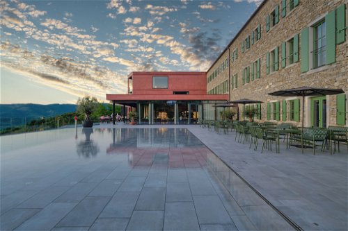 Das Wein- und Designhotel Roxanich verbindet Design, Luxus und Genuss und ist mit nur 32 Zimmern ein Hideaway für besondere Auszeiten. 