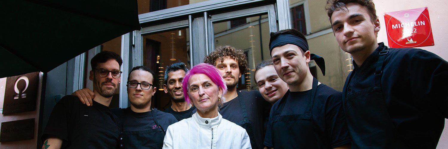 Mit ihrer pinken Haarpracht sticht Cristina Bowerman aus der italienischen Köcheschar hervor. Ungleich schlichter wirkt ihr Restaurant »Glass Hostaria«, das in neutralen Farben gehalten ist.