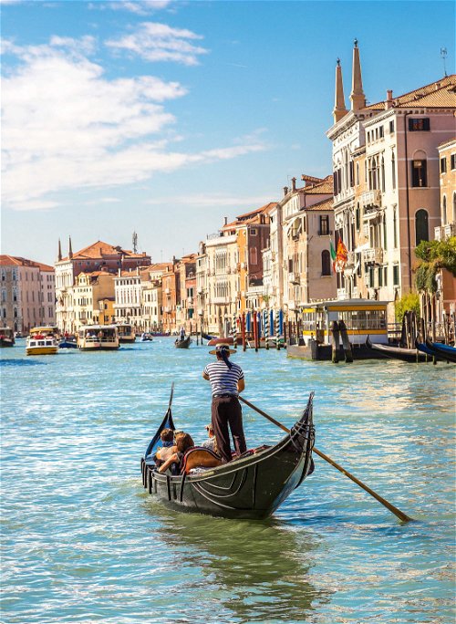 Venedig lebt vom Reiz des Wassers und dem zarten, hellen Licht, das vom Meer her über der Lagunenstadt liegt.