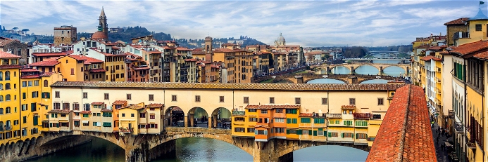 Der Ponte Vecchio ist die älteste Brücke über den Arno in der Stadt Florenz.