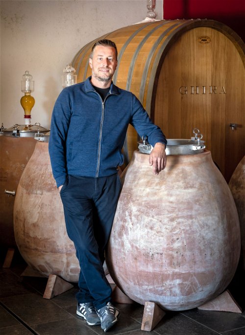 Das Herz des Novigrader Weinguts Ghira ist der junge Weinmacher Damir Mihelić. Er hat sein Handwerk in Görz gelernt und lässt seinen Malvasia Madura in Terracotta-Amphoren reifen. 