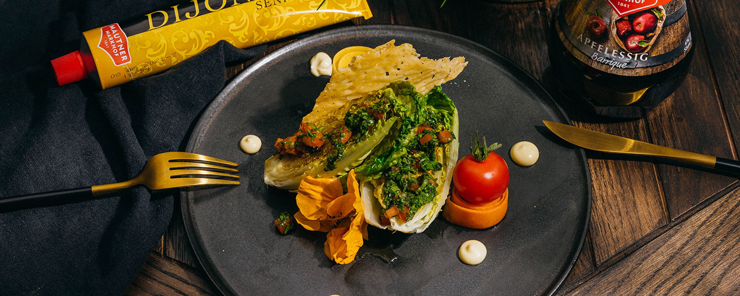 Gegrillte Salatherzen mit Kräuter-Chimichurri, Dijon Creme und ...