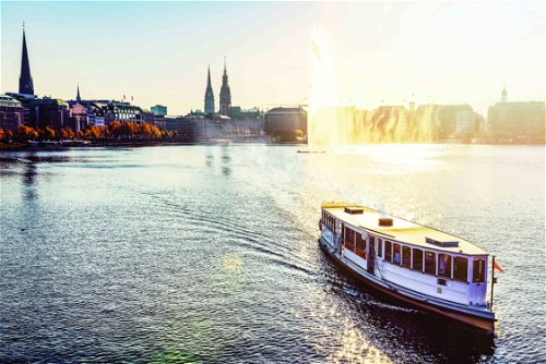 Natürliche Schönheit und urbanen Charme bieten Hamburgs unvergessliche Alster-Bootstouren.