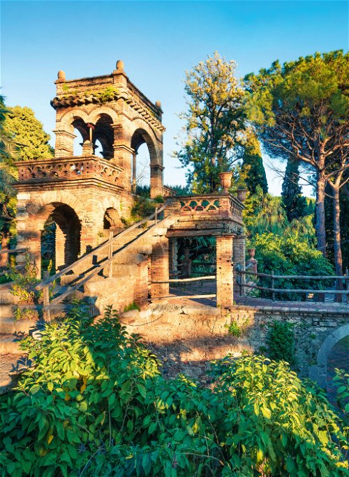 Der Stadtpark nennt sich »Villa Comunale« und ist mit seinen außergewöhnlichen Bauten einen Abstecher wert. 