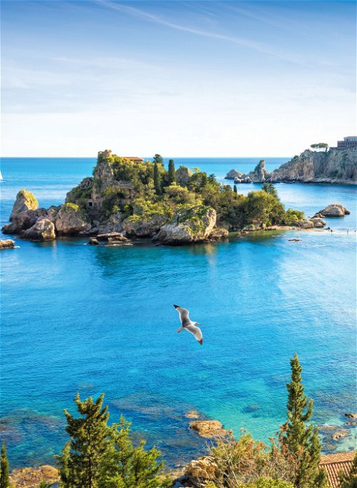 Die »schöne Insel« ist ein winziges Eiland im Mittelmeer, das man von Taormina aus in wenigen Minuten zu Fuß erreicht. Dort liegen auch Strände zum Baden.