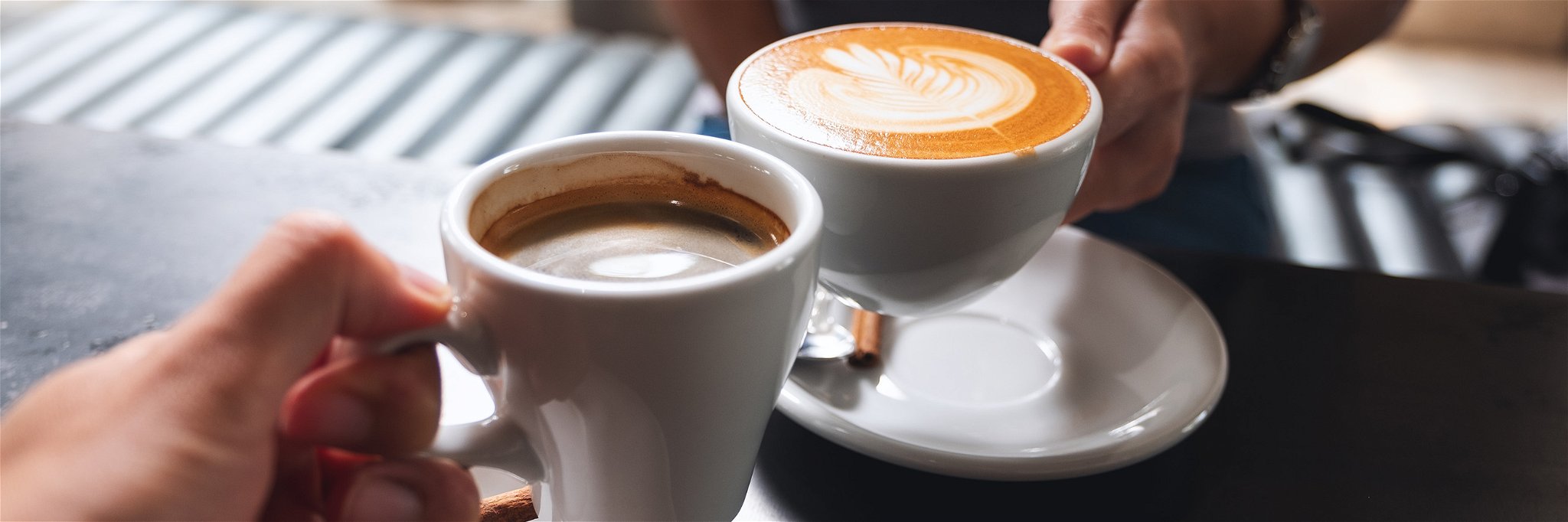 Rund 44 Prozent der Deutschen kaufen inzwischen ganze Kaffeebohnen statt Pulver-Kaffee.