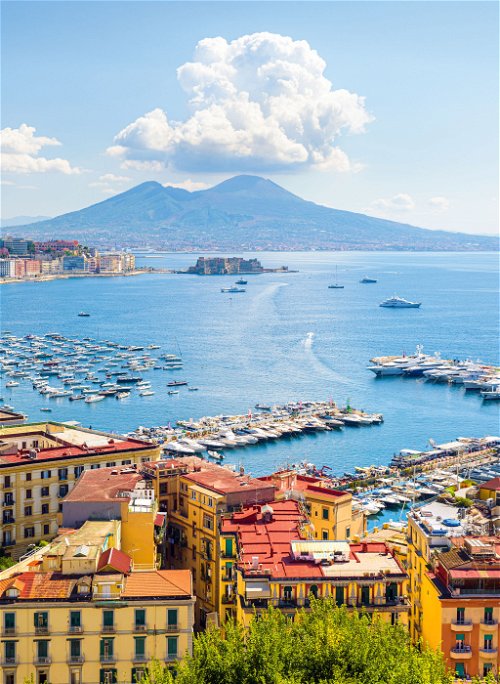 Das heterogene Stadtbild Neapels bietet heruntergekommene Wohnkomplexe und enge Gassen, aber auch prächtige Plätze wie den Hafen.