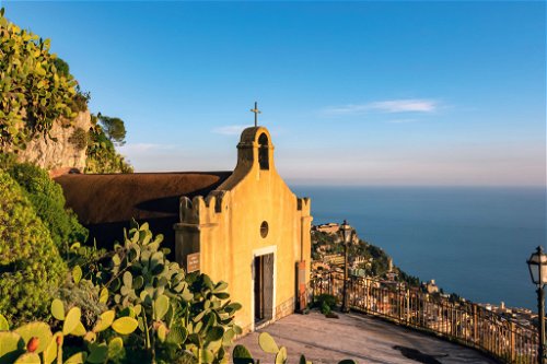 Oberhalb von Taormina liegt das Bergdorf Castelmola mit der San-Biagio-Kirche – und einem nicht ganz so frommen Lokal …