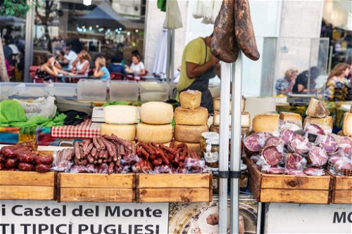 Fast jedes Stadtviertel in Neapel hat seinen eigenen kleinen Markt. Außerdem gibt es größere Märkte mit besonderen Schwerpunkten, etwa Schuhe oder Kleidung.