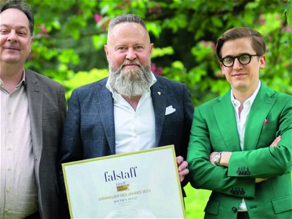 Preisträger Jochen Benz (Mitte) mit den Chefredakteuren Ulrich Sautter (l.) und Sebastian Späth (r.).