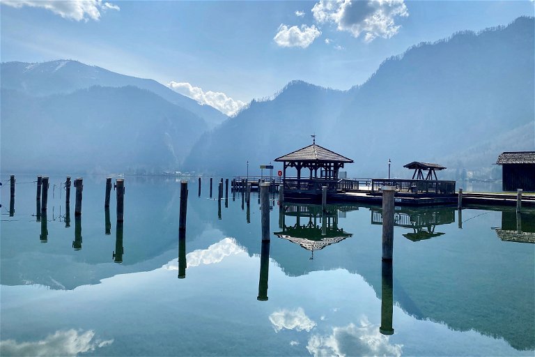 Stroll across the water: The jetty of the "Hotel Aichinger" at Lake Attersee invites you to linger, for example, after you have enjoyed the formidable beef tartar. 