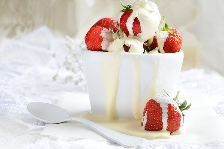Frische Erdbeeren mit Clotted Cream, Cornwall-Style.