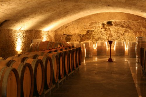 Im prächtigen Château de Vaudieu reifen die vielfach ausgezeichneten Weine in prächtigen Kellern.