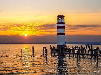 Ein majestätischer Sonnenuntergang am Neusiedlersee verzaubert den Himmel mit goldenen Farben und spiegelt sich in den ruhigen Gewässern wider.
Natur in voller Pracht.