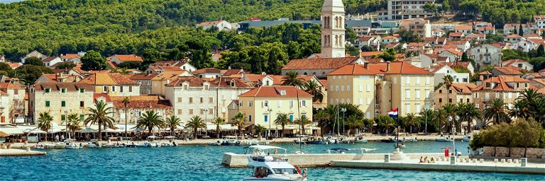 Der Hafen von Supetar, dem mit knapp 3500 Einwohnern größten Städtchen auf Brač. Von hier verkehren beinahe stündlich Fähren nach Split.