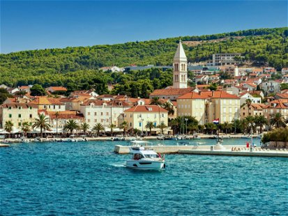Der Hafen von Supetar, dem mit knapp 3500 Einwohnern größten Städtchen auf Brač.
Von hier verkehren beinahe stündlich Fähren nach Split.