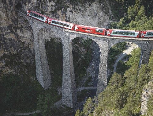 er Glacier Express wird manchmal als der «langsamste Schnellzug der Welt» bezeichnet. Die atemberaubende Strecke verbindet die Kantone Graubünden und Wallis miteinander.