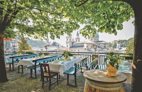 Biergenuss und mehr mit prachtvoller Aussicht auf die Mozartstadt Salzburg. Tradition wird im »Stiegl-Keller« großgeschrieben, Gastlichkeit auch.