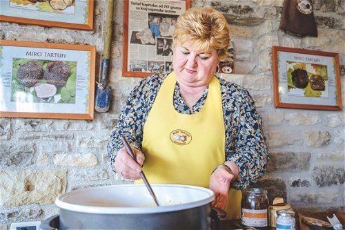 Best of Trüffel. Am Bauernhof und im Shop »Mira Tartufi« von Mirjana und Miro Kotiga dreht sich alles um die schwarze oder weiße Knolle, vom Dessert bis zum Käse.