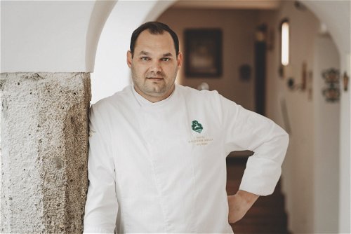 Daniel Mild »Hotel Restaurant Goldener Hirsch«, Salzburg
Seit 2021 ist er Küchenchef im geschichtsträchtigen »Hirschen«. Der gebürtige Salzburger begann hier vor 
20 Jahren mit einer Kochlehre und kehrte nach zahlreichen Stationen rund um den Globus zu seinen Wurzeln zurück.
