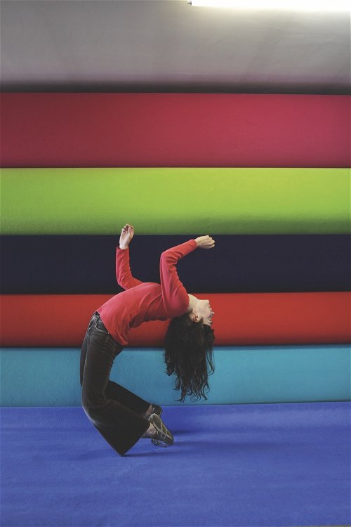 Tanz der Farben: Fotografie von Denis Darzacq in der Ausstellung »Arch of Hysteria – zwischen Wahnsinn und Ekstase« im Museum der Moderne.