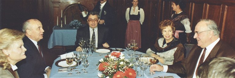 Helmut und Hannelore Kohl mit dem letzten sowjetischen Staatschef Michail Gorbatschow und seiner Frau Raissa 1990 im »Deidesheimer Hof«, Helmut Kohls Lieblingsgasthof.