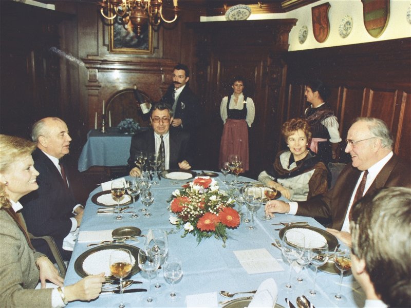 Helmut und Hannelore Kohl mit dem letzten sowjetischen Staatschef Michail Gorbatschow und seiner Frau Raissa 1990 im »Deidesheimer Hof«, Helmut Kohls Lieblingsgasthof.