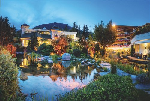 Der »Salzburgerhof« in der Abenddämmerung:
Ein Farbenspiel aus warmen Tönen taucht das Hotel in magisches Licht und zaubert unvergessliche Eindrücke.