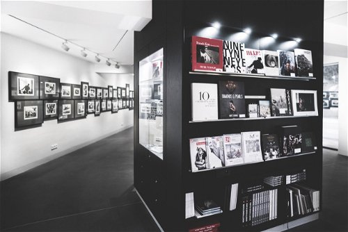 Fotografie im Fokus: Die Leica Galerie zeigt nicht nur Wechsel-Ausstellungen, sondern bietet auch Fotobücher und eine Kamera-Boutique.