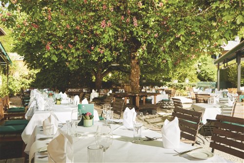 Rindfleischkultur und köstliche österreichische sowie internationale Klassiker genießt man im »Gasthof Schloss Aigen« im Sommer unter schattigen Bäumen.