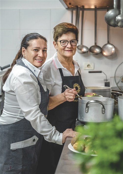 Frauenpower am Herd. 
Mira Zrnić teilt sich mit Tochter Ingrid die Liebe zur Kulinarik, sie variieren die Speisekarte in der lichtdurchfluteten Konoba mit saisonalen Zutaten.