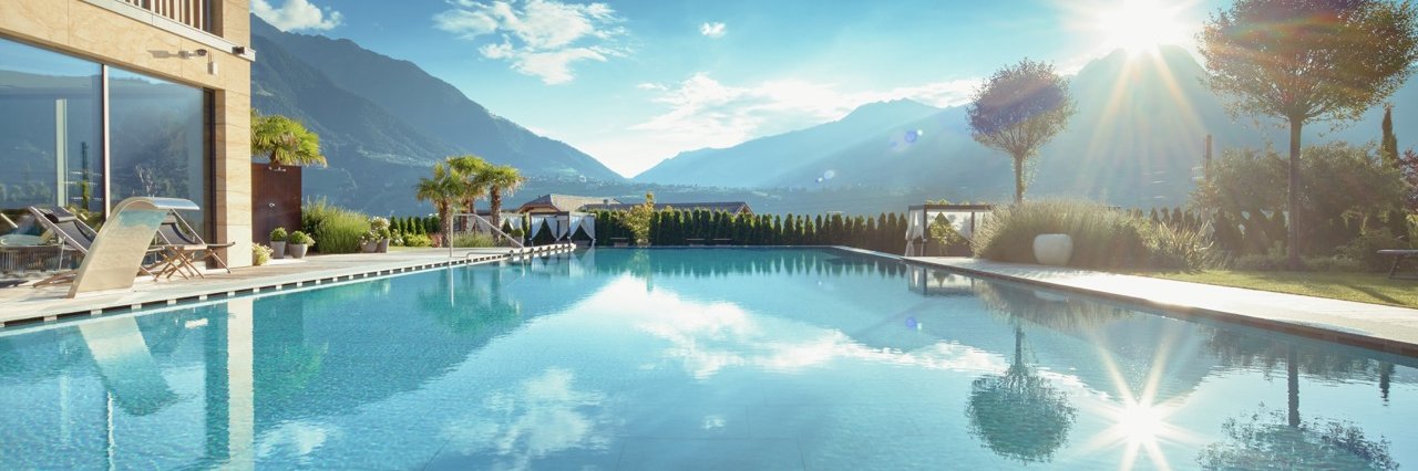 Der Infinity Pool im »Maiena Meran Resort« bietet einen unglaublichen Ausblick.