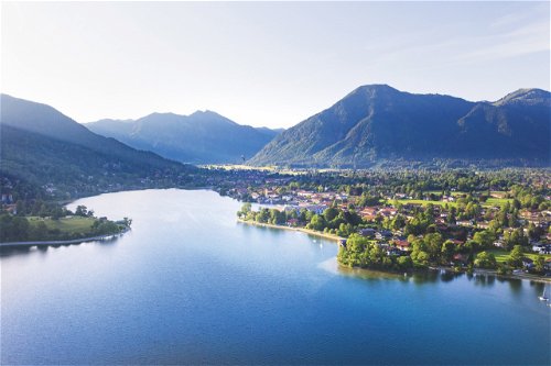 Rund 50 Kilometer südlich von München, in den Bayerischen Alpen, liegt der Tegernsee: Die europäische Umweltagentur EAA bescheinigt seinem klaren Wasser »ausgezeichnete« Qualität.