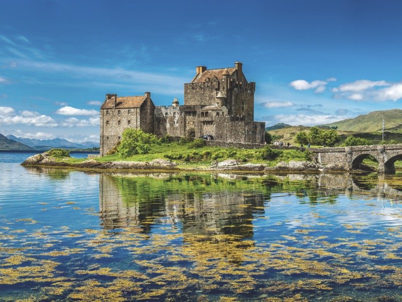 Film-Schönheit: Das als Filmkulisse weltberühmt gewordene Eilean Donan Castle (u.a. »Highlander«) befindet sich am Meeresarm Long Loch – denn ein »Loch« kann ein See oder auch ein Fjord sein.