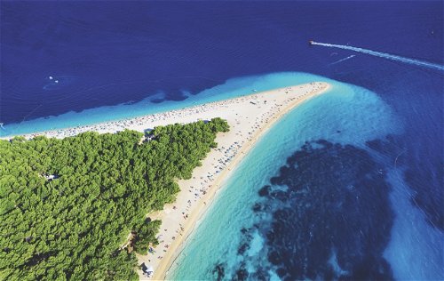 Das traumhafte, karibisch anmutende »Goldene Horn«, auch »Zlatni-Rat-Strand« genannt, ist das Markenzeichen der Insel.
Die malerische Altstadt von Split bietet sich als Ausflugsziel für Brač-Reisende an (re.).