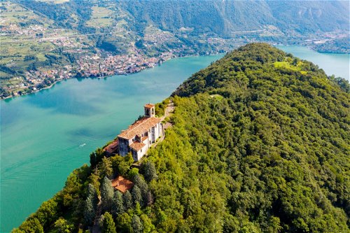 Von der Wallfahrtskirche Madonna della Ceriola auf Monte Isola hat man einen wunderbaren Rundblick über den See. 