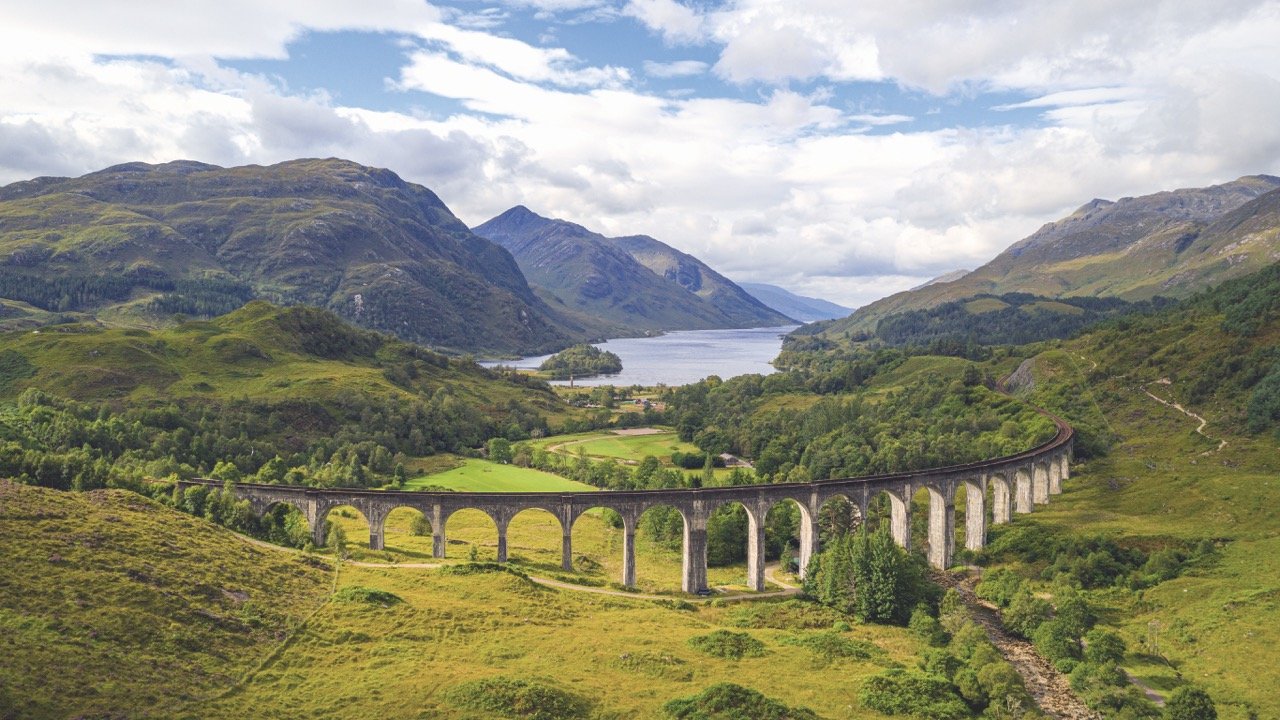 Der »Hogwarts Express« des Zauberlehrlings Harry Potter heißt in Wahrheit »Jacobite Steam Train« und führt Besucher um das beschauliche Loch Shiel.