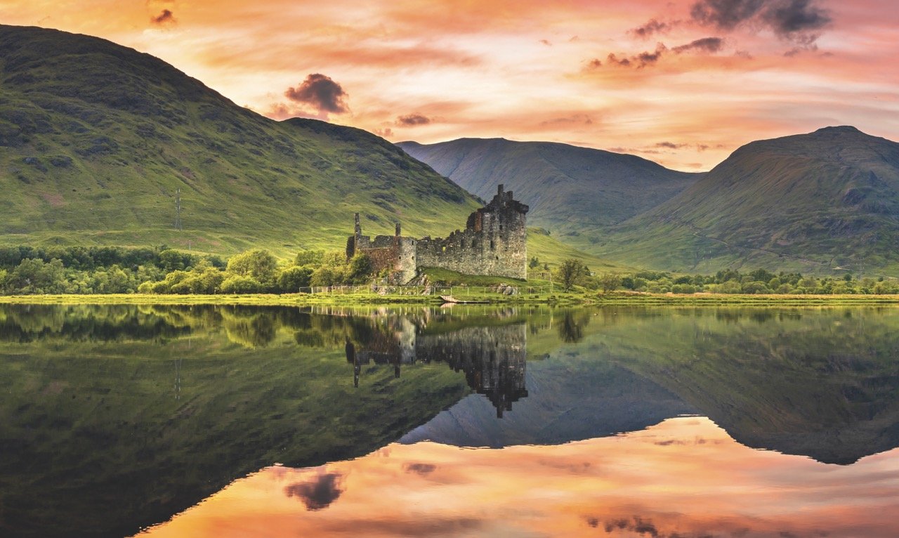 Poster-Format: Loch Awe mit Kilchurn Castle und dem Ben Cruachan dahinter wirkt wie ein Postkartenmotiv der schottischen Schönheit.