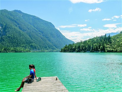 Ein Steg ins Glück: Das klare, grünblaue Wasser des Achensees lädt zum Träumen und Verweilen ein. Die Gaisalm im Hintergrund fügt eine malerische Kulisse hinzu und verspricht unvergessliche Momente der Ruhe und Entspannung.