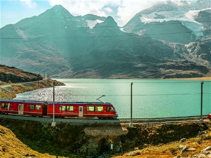 Nicht verpassen sollte man die Fahrt mit dem Bernina Express in Graubünden. Die malerische Strecke mit 55 Tunnels und 196 Brücken und Viadukten wurde von UNESCO als Welterbe ausgezeichnet.