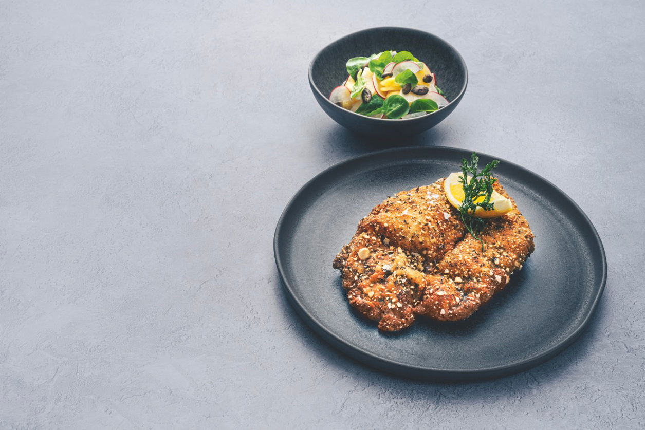 Gebackene Rehschnitzel mit Erdäpfel-Vogerlsalat - Rezepte - Falstaff