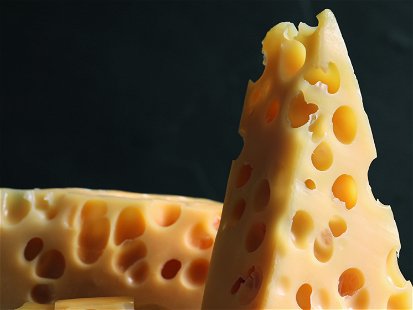 Emmentaler gibt es in vielen verschiedenen Varianten und Reifestufen. Gemeinsam haben sie alle die charakteristischen großen Löcher im Käseteig. Der berühmte Hartkäse wird in der Deutschschweiz hergestellt und in die ganze Welt exportiert.