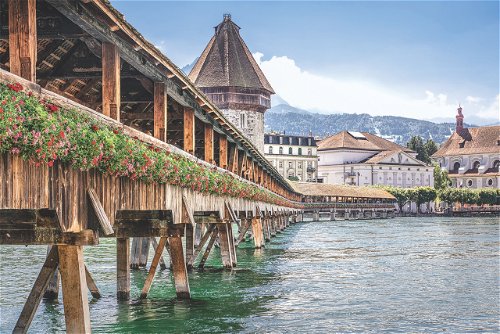 Die Kapellbrücke in Luzern mit ihrem charakteristischen Wasserturm in der Mitte.