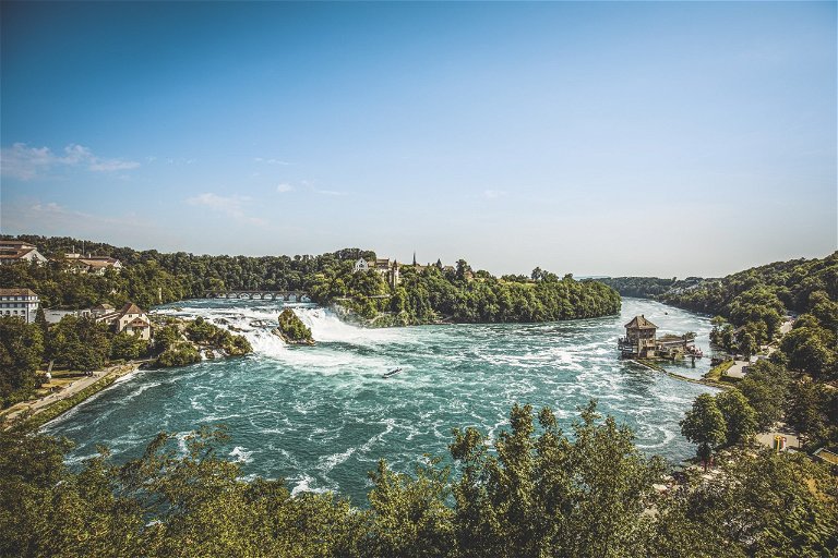 Ein Besuch des Rheinfalls bei Schaffhausen gehört zum Pflichtprogramm für Schweiz-Reisende. Er gehört zu den drei grössten Wasserfällen Europas.